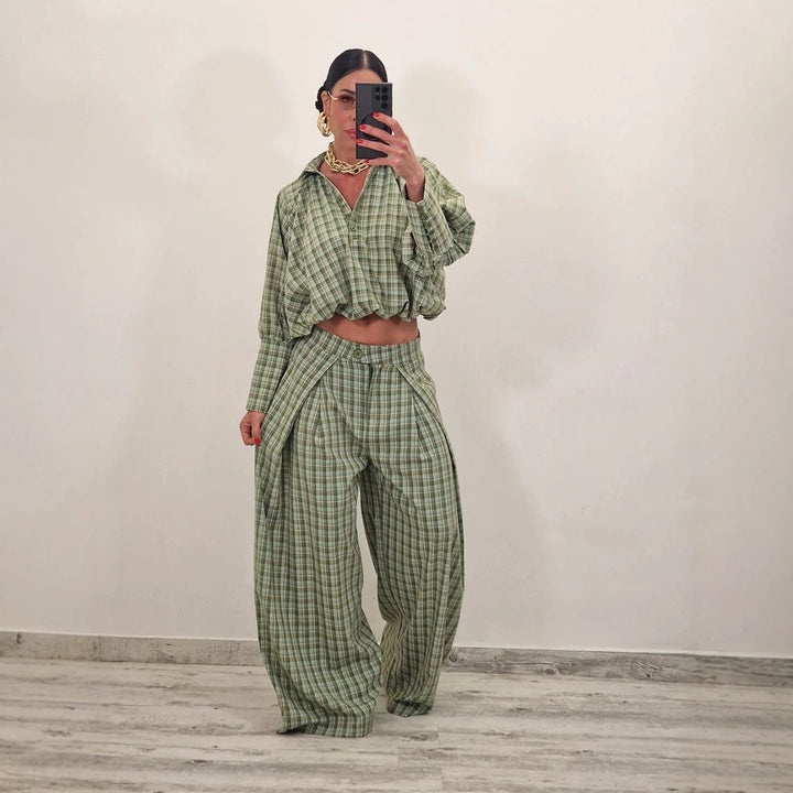 Damen Zweiteiliges kariertes Set mit Cropped Oversize-Hemd und weiter Bundfaltenhose Echoarchiv