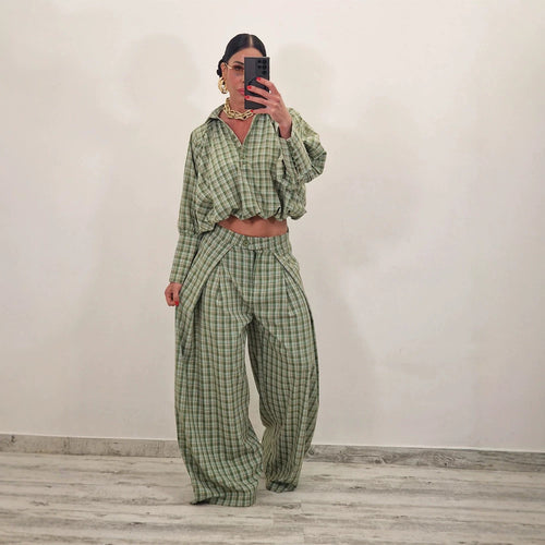 Damen Zweiteiliges kariertes Set mit Cropped Oversize-Hemd und weiter Bundfaltenhose Echoarchiv