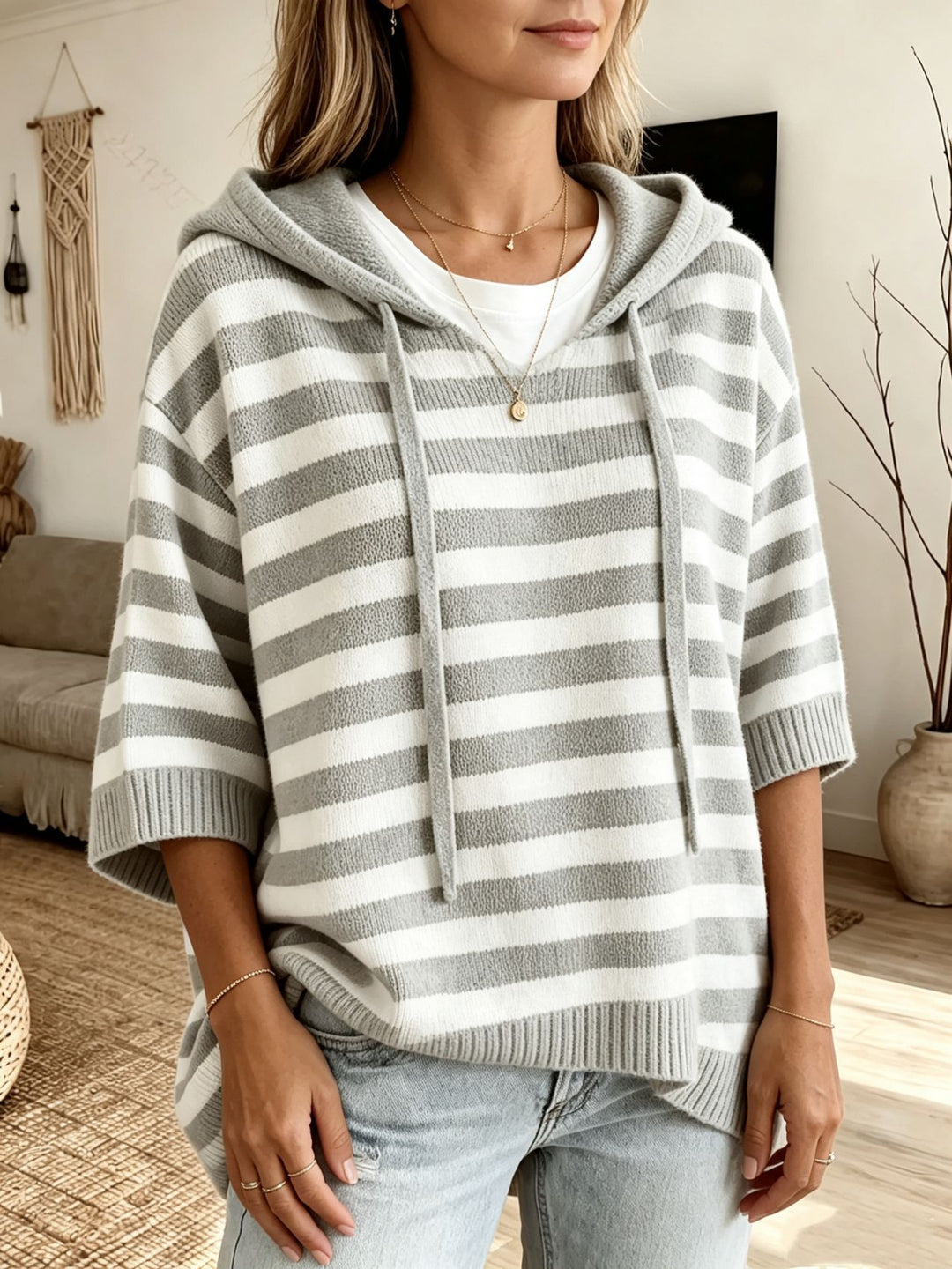 Damen Lässiger gestreifter Kapuzen-Poncho aus weichem Feinstrick mit halblangen Ärmeln – Auréline