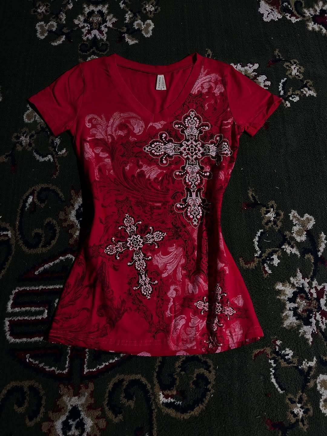 Damen T-Shirt mit dekorativem Kreuzdesign und floralen Akzenten Echo Archiv