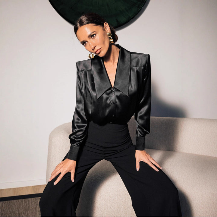 Damen Satinbluse mit übergroßem Spitzkragen und eleganten Langärmeln Echoarchiv