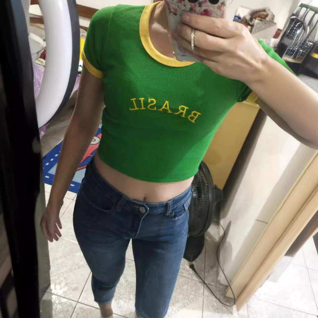 Damen Crop T-Shirt mit Brasil Schriftzug und bunten Akzenten Echo Archiv