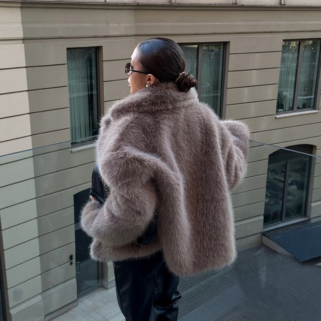 Damen Luxuriöse kurze Kunstpelzjacke mit breitem Schalkragen Echo Archiv