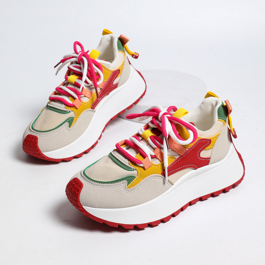 Damen Plateau-Sneaker mit mehrlagigem Obermaterial, gepolsterter Ferse und griffiger Profilsohle – Névara