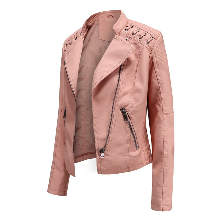 Damen nan taillierte Kunstleder-Bikerjacke mit gesteppter Schulterpartie, asymmetrischem Reißverschluss und Zierösen Echo Archiv