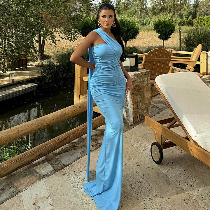 Damen Elegantes Abendkleid mit asymmetrischem Schnitt und schimmerndem Stoff Echo Archiv