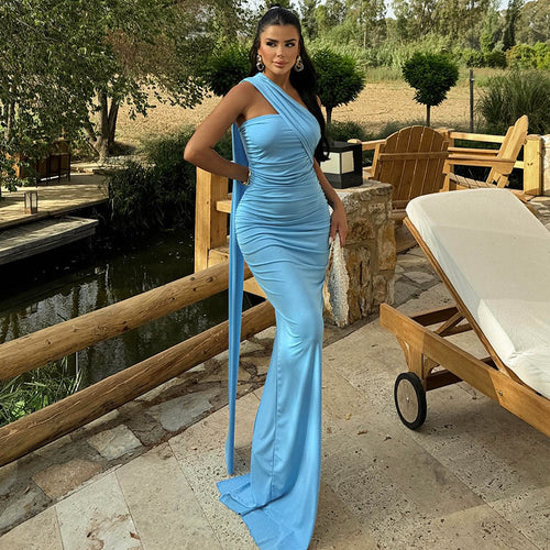 Damen Elegantes Abendkleid mit asymmetrischem Schnitt und schimmerndem Stoff Echo Archiv