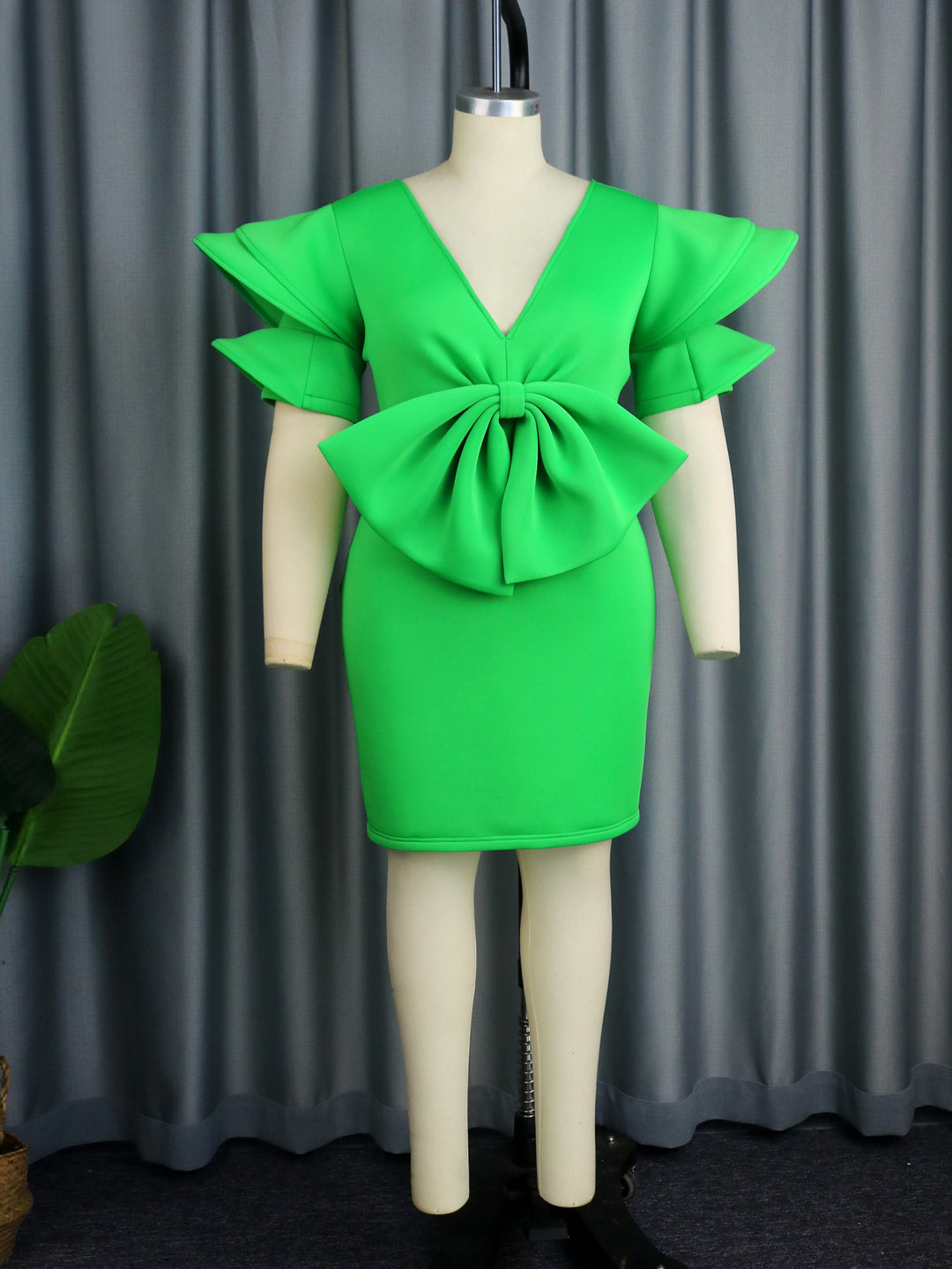 Damen Kleid mit voluminösen Rüschensäumen und dekorativem Schleifenakzent Echo Archiv