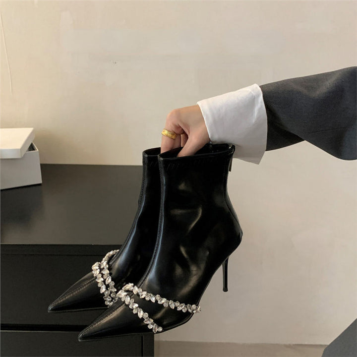 Damen Stiletto-Ankleboots mit spitzer Zehenpartie, schmalem Stiletto-Absatz und funkelnder Kristallkette – Varelle