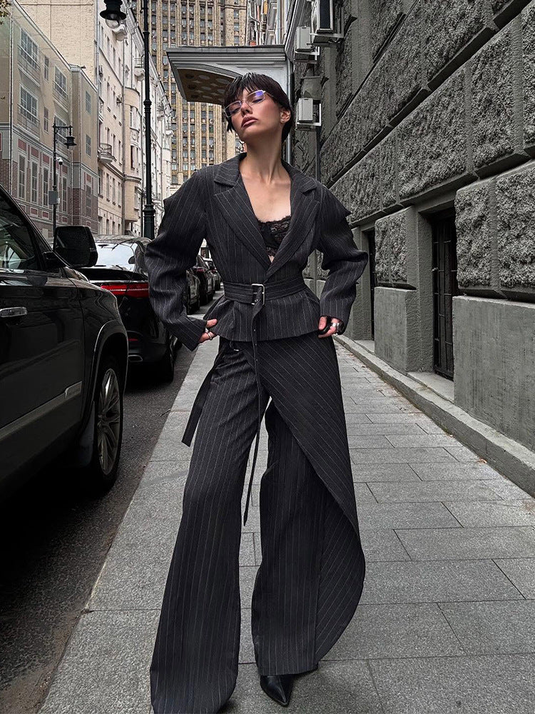 Damen Taillierter Nadelstreifen-Blazer mit schulterbetonten Ballonärmeln und Taillengürtel Echoarchiv