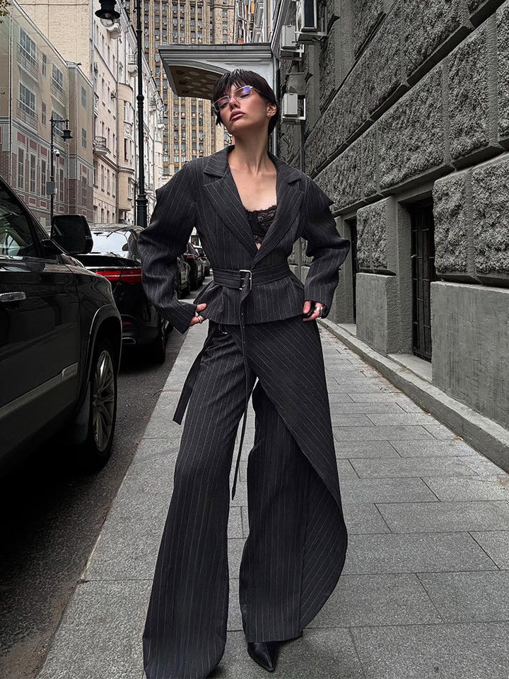 Damen Taillierter Nadelstreifen-Blazer mit schulterbetonten Ballonärmeln und Taillengürtel Echoarchiv