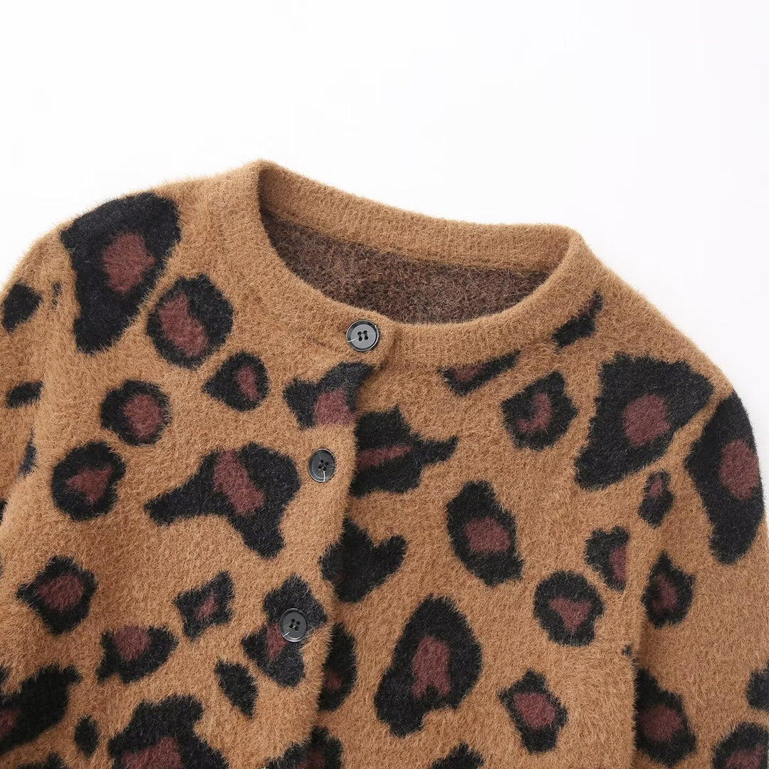 Damen Flauschige Strickjacke im Leo‑Print mit Rundhalsausschnitt und Knopfleiste Echo Archiv