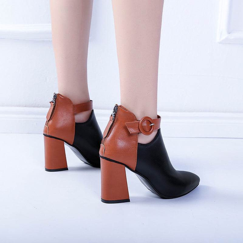 Damen nan elegante spitze Kurzstiefelette mit Fersenreißverschluss, dekorativem Knöchelriemen und skulpturellem Blockabsatz Echo Archiv