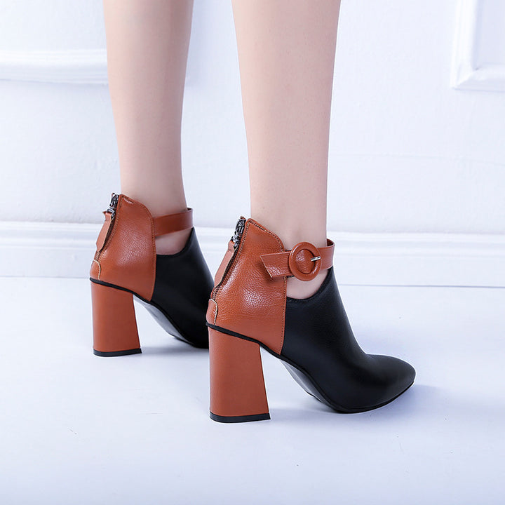 Damen nan elegante spitze Kurzstiefelette mit Fersenreißverschluss, dekorativem Knöchelriemen und skulpturellem Blockabsatz Echo Archiv