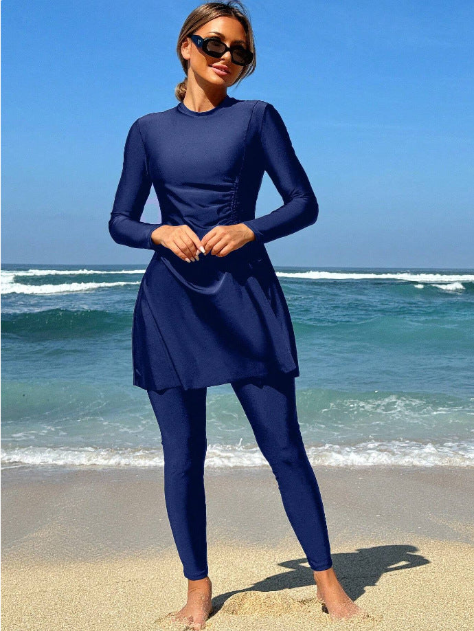 Damen Sportliches Strandoutfit mit figurbetonendem Kleid und langen Leggings Echo Archiv