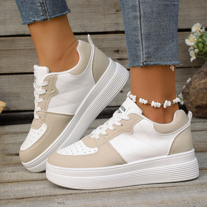 Damen Chunky-Sneaker mit erhöhtem Plateau, perforierter Zehenpartie und gepolstertem Schaft – Névara