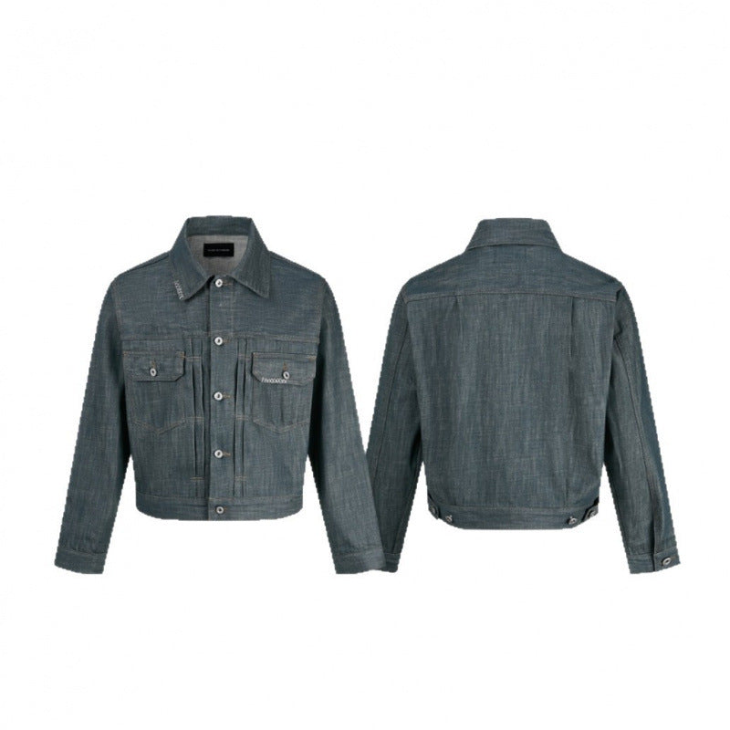 Herren Kurz geschnittene Jeansjacke mit vertikalen Biesen, Pattentaschen und kastiger Silhouette Echo Archiv
