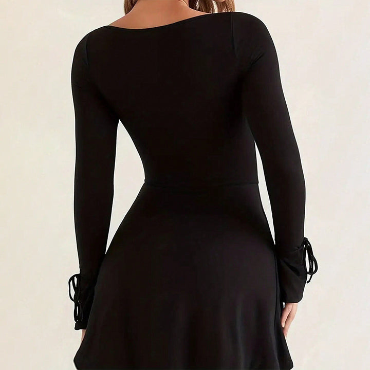 Damen figurbetontes Minikleid mit quadratischem Ausschnitt langen Ärmeln Bindbändern an den Ärmelabschlüssen und seitlichem Schlitz – Élara