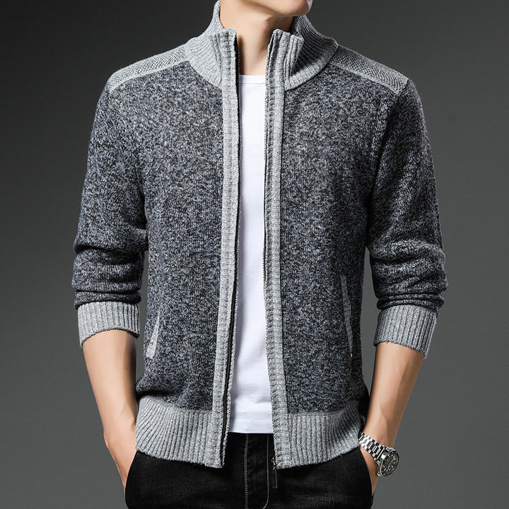 Herren Strickjacke mit hohen Kragen und praktischen Taschen Echoarchiv