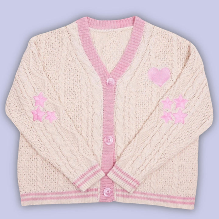 Damen nan gestrickte Cardigan mit Zopfmuster V-Ausschnitt und Herz- und Sternapplikationen Echo Archiv