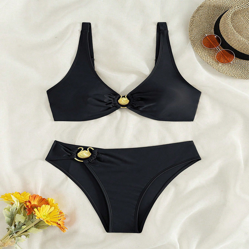 Damen eleganter Bikini mit dekorativen Goldakzenten und einzigartigem Design Echo Archiv