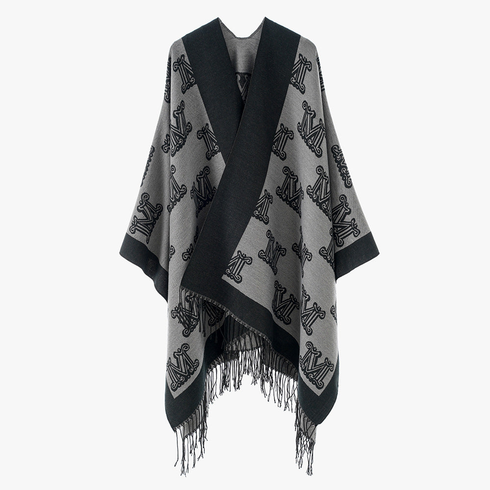 Damen Jacquardponcho mit Monogramm-Allover und Fransensaum – Avérine