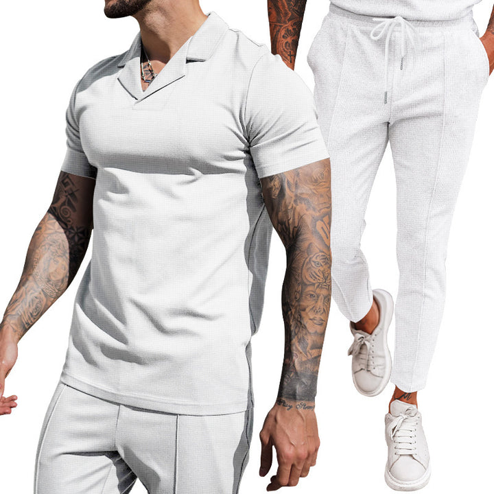 Herren elegantes Freizeit-Set mit Kurzarm-Polohemd und schmalen Hosen Echoarchiv