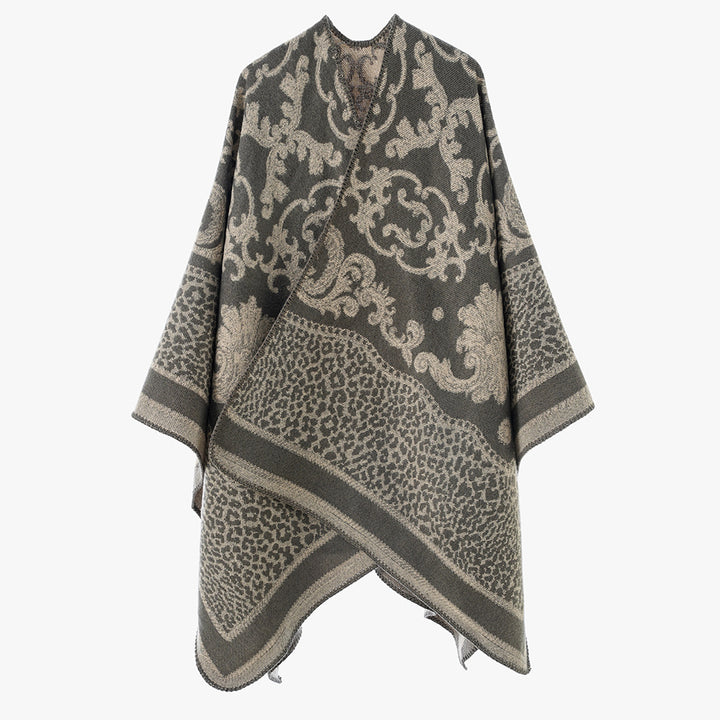 Damen Jacquard‑Capeponcho mit barockem Ornamentmuster und spitzem Zipfelsaum – Avérine