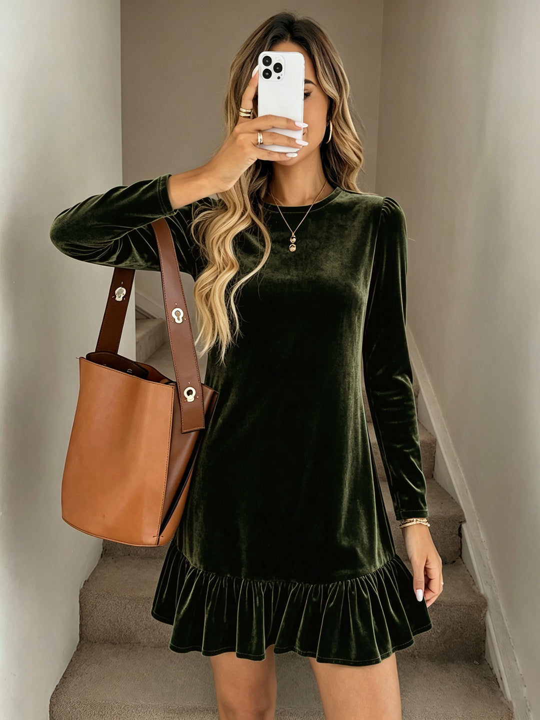 Damen Samt-Minikleid mit langen Ärmeln gerafftem Volantsaum und Puffschultern – Élara