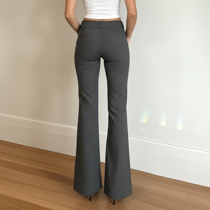 Damen Hochtaillierte Stretch‑Schlaghose mit Nadelstreifen und Doppelknopf – Avélisse