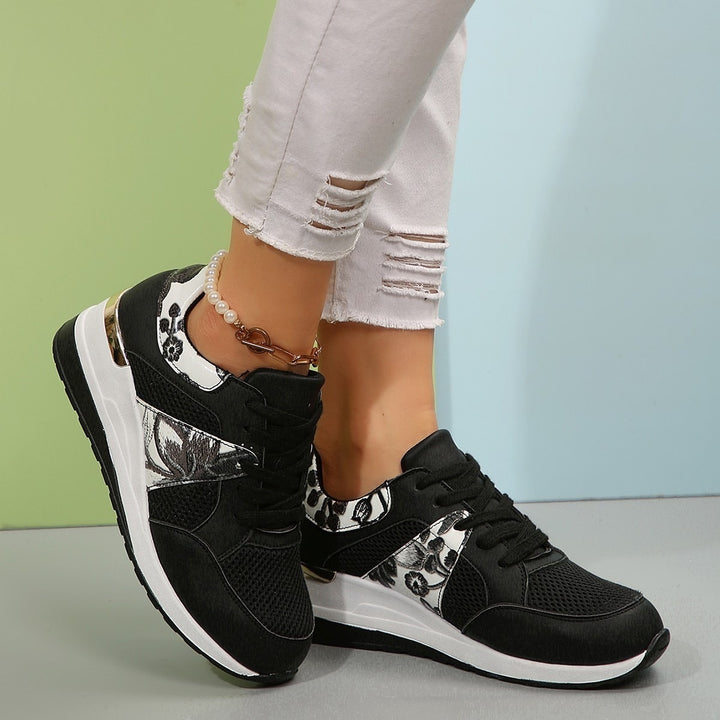 Damen Keil-Sneaker mit floraler Stickerei, Mesh-Einsätzen und Metallapplikation – Névara