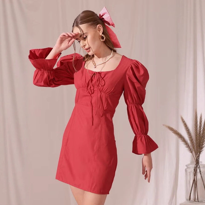 Damen Puffärmeliges Mini-Kleid mit eckigem Ausschnitt, Kordel-Bustier und Glockenärmeln – Élara