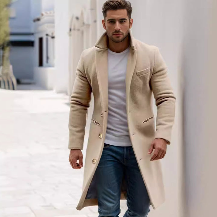 Herren eleganter Langmantel mit feinen Knopfdetails und schickem Schnitt Echoarchiv
