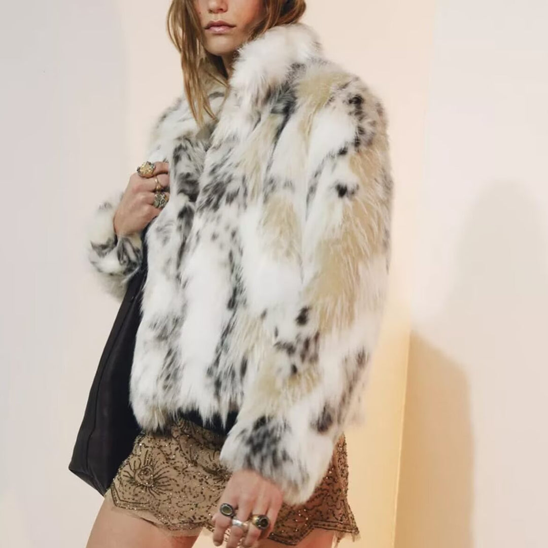 Damen Kurze Kunstfelljacke im Patchfell-Look mit hohem Stehkragen Echo Archiv