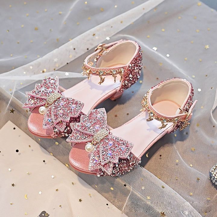 Mädchen Elegante und funkelnde Sandalen mit großen Schleifen Echo Archiv