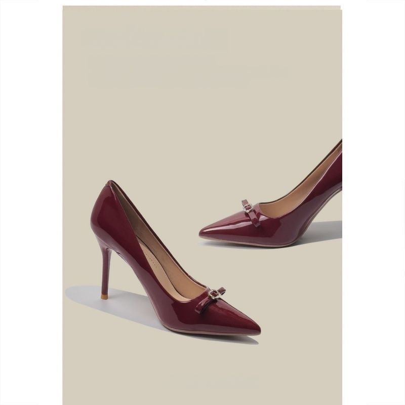 Damen Spitz zulaufende Lack‑Pumps mit hohem Stiletto‑Absatz und Kristall‑Schleifenapplikation – Lioré