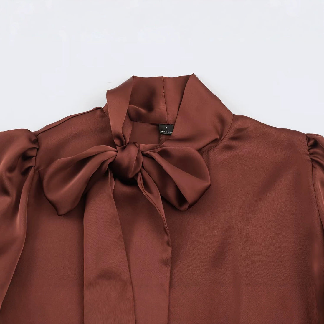 Damen Zweiteiliges Satin-Set mit Schleifenbluse und Plissee-Culotte Echoarchiv