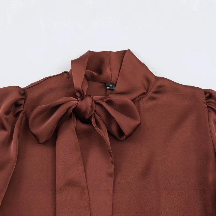 Damen Zweiteiliges Satin-Set mit Schleifenbluse und Plissee-Culotte Echoarchiv