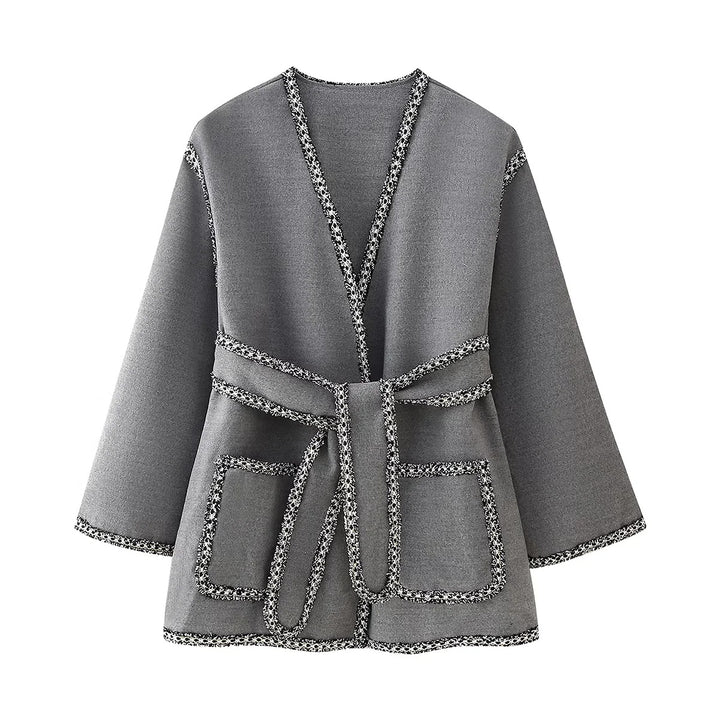 Damen kurz geschnittener Kimono-Mantel mit Bindegürtel und kontrastierter Fransenpaspel – Célinea