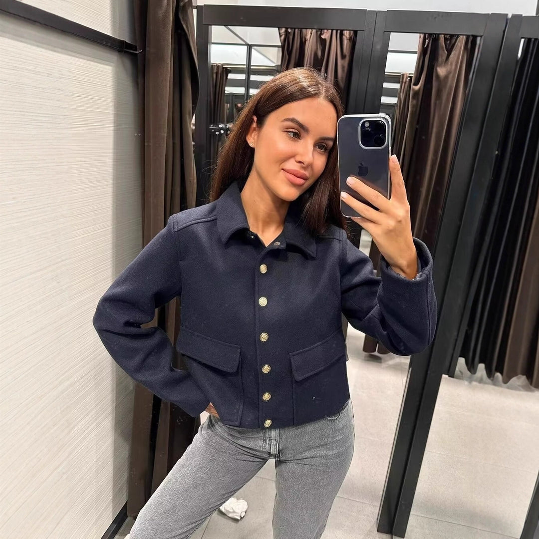 Damen Kurztaillierte Wolljacke mit Zierknöpfen und Pattentaschen – Célinea