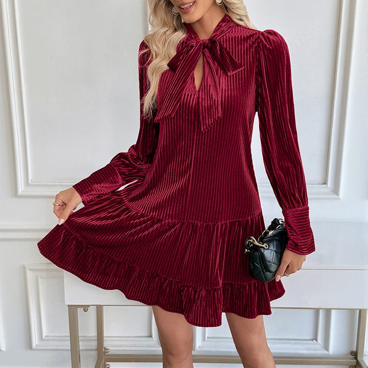 Damen Samt-Faltenkleid mit Schleifenkragen, Puffärmeln und stufigem Volantrock – Élara