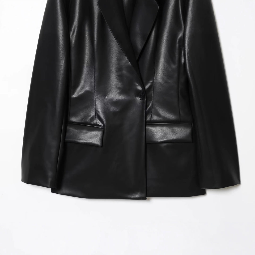 Damen nan luxuriöser veganer Blazer im Lederlook mit schmaler Silhouette, Schalkragen und Pattentaschen Echo Archiv