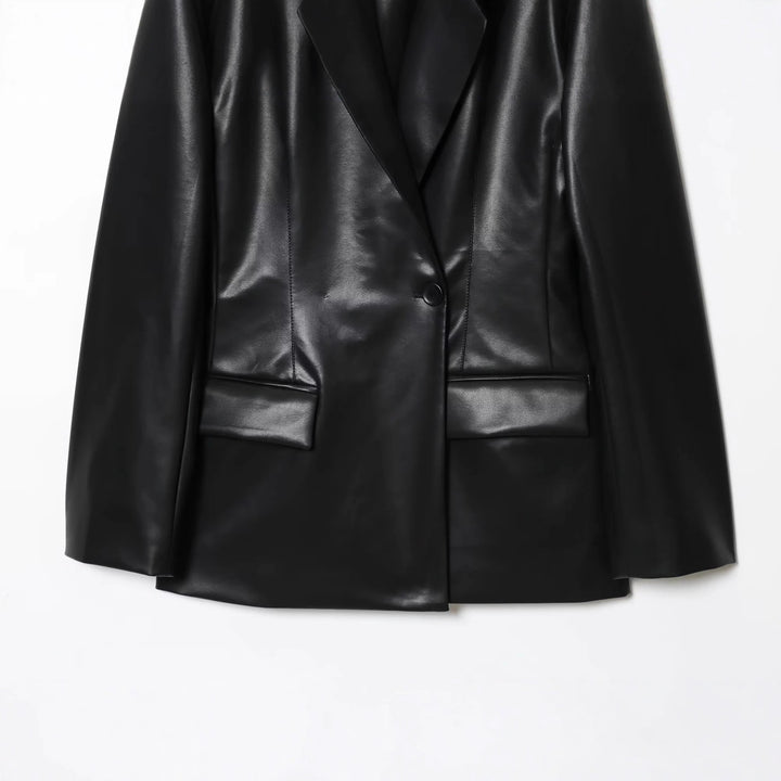 Damen nan luxuriöser veganer Blazer im Lederlook mit schmaler Silhouette, Schalkragen und Pattentaschen Echo Archiv