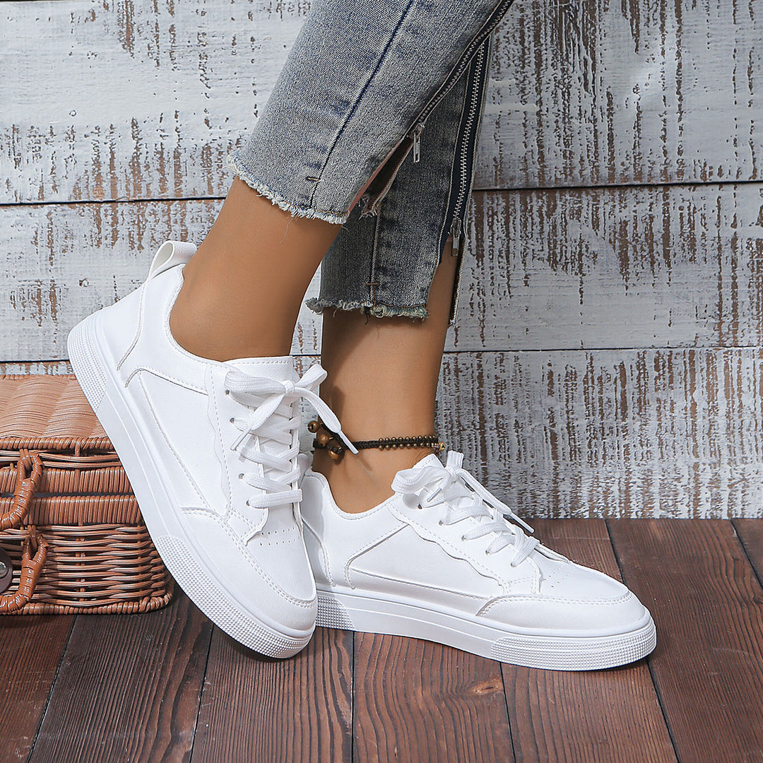 Damen Plateau‑Sneaker mit minimalistischer Lederoptik und gepolstertem Komfortfußbett – Névara