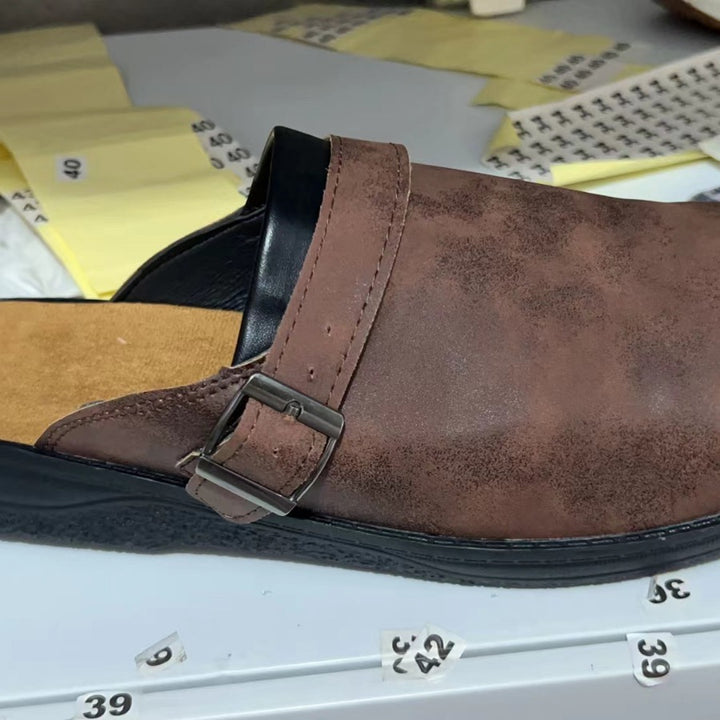 Herren Leder-Mule Clog mit verstellbarer Schnallenlasche und gepolstertem Komfortfußbett Echo Archiv