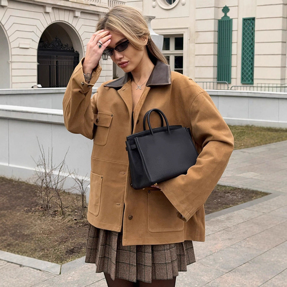 Damen Boxy Kurzjacke aus Veloursleder‑Optik mit Kontrastkragen & Pattentaschen Echoarchiv