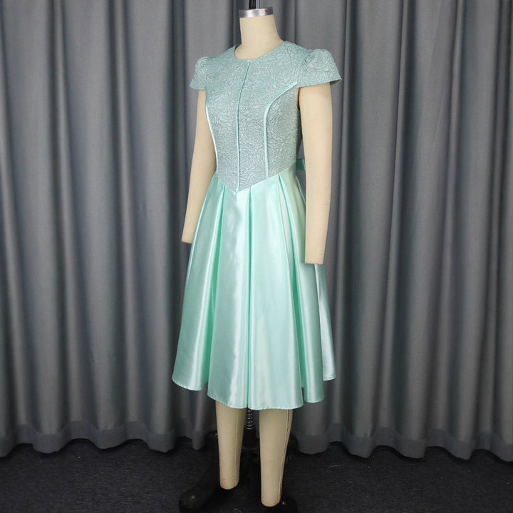 Damen Festliches Cocktailkleid mit floralem Spitzenoberteil und schwingendem Rock Echo Archiv