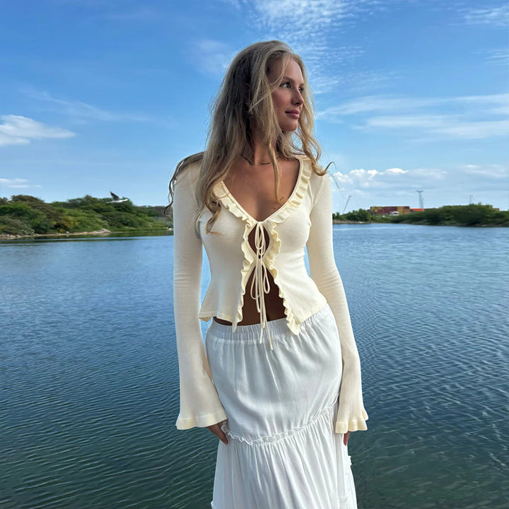 Damen Kurzes Rüschen-Longsleeve mit V-Ausschnitt und Schnürdetail – Avérine