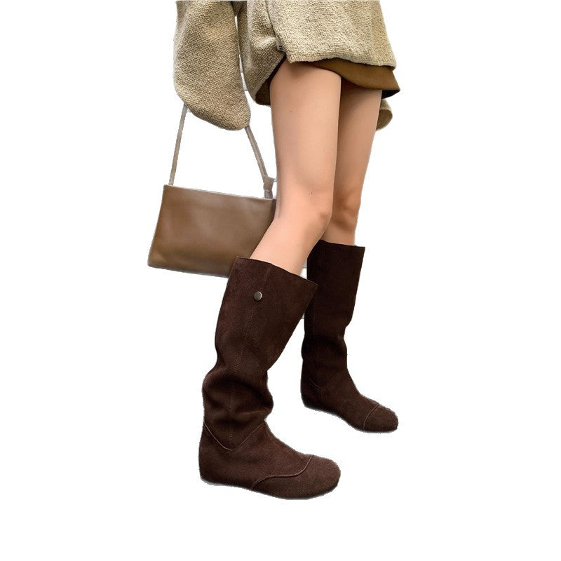 Damen Slouch‑Stiefel aus Velours mit entspannter Schaftform und flacher Komfortsohle – Lioré