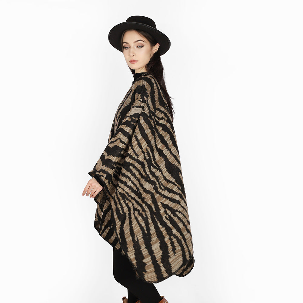 Damen Grobstrick‑Poncho im Cape‑Schnitt mit Zebra‑Jacquard und offener Kimonoärmelung – Célinea